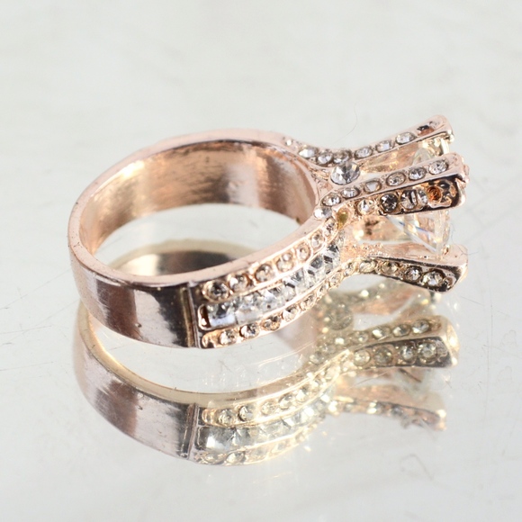 Jewelry - Stunning Cocktail Engagement Rose Gold Size 9 Ring